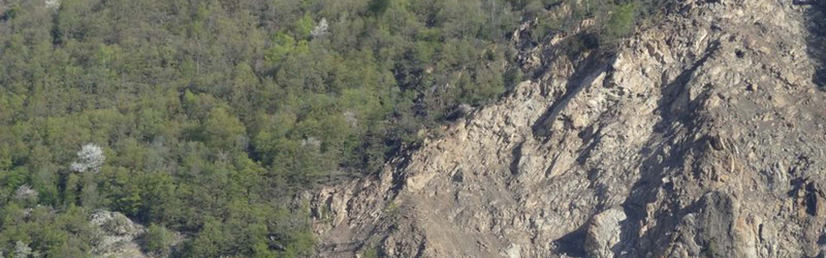 Séchilienne landslide: geological discontinuities at the top of the main scarp in 2016 