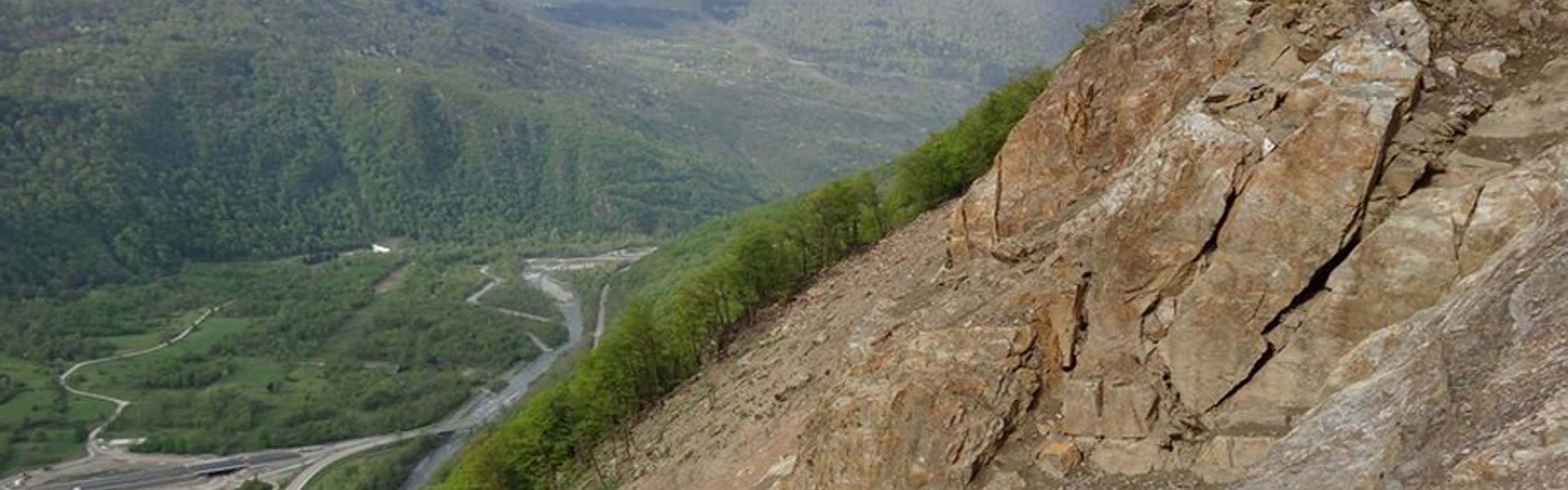 Séchilienne landslide: unstable block at the main scarp and the Romanche river at the bottom 